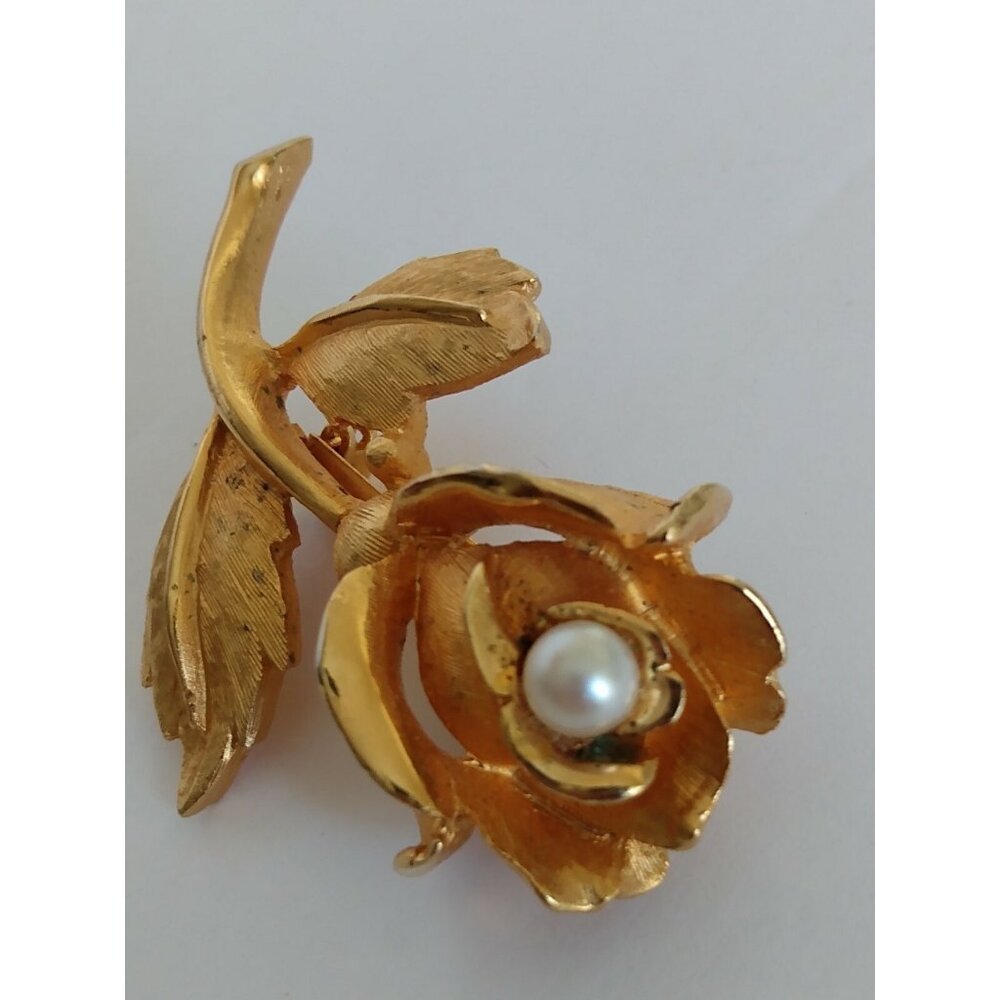 Vintage Coro Gold Tone Flower & Leaf design with faux pearl brooch pin